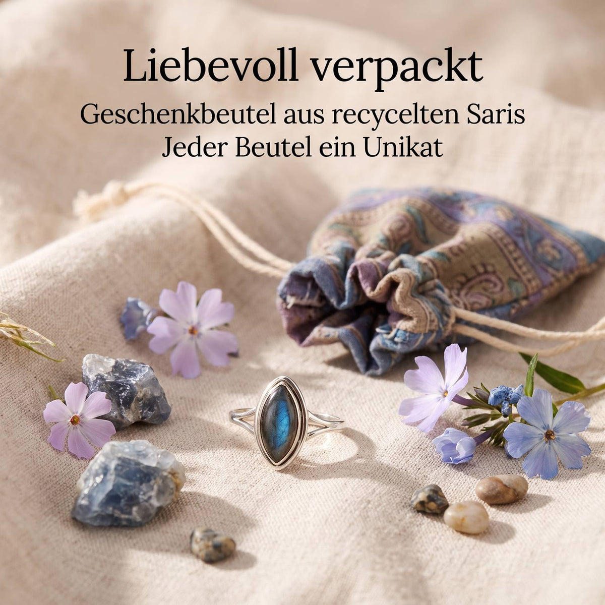 Silberring mit Labradorit und Geschenkbeutel aus recyceltem Sari