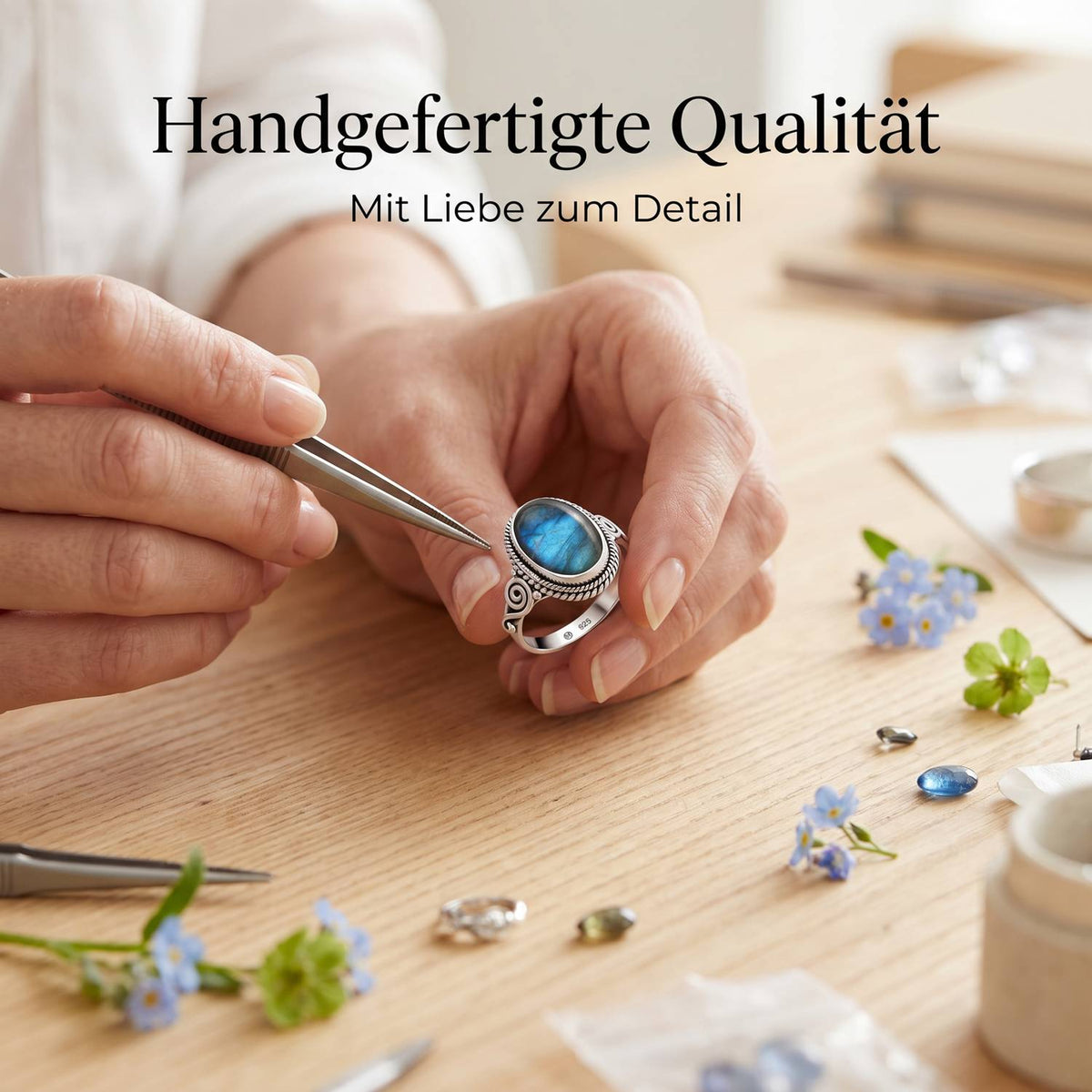Handgefertigter Silberring mit Labradorit bei der Schmuckherstellung