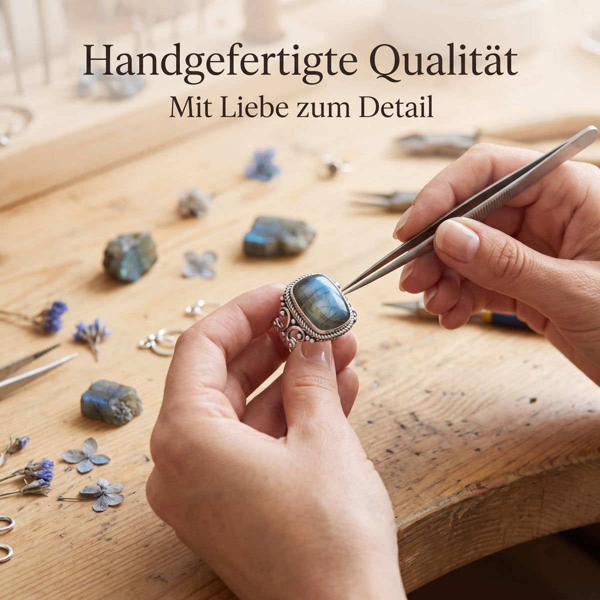 Handgefertigter Silberring mit Labradorit bei der Schmuckherstellung