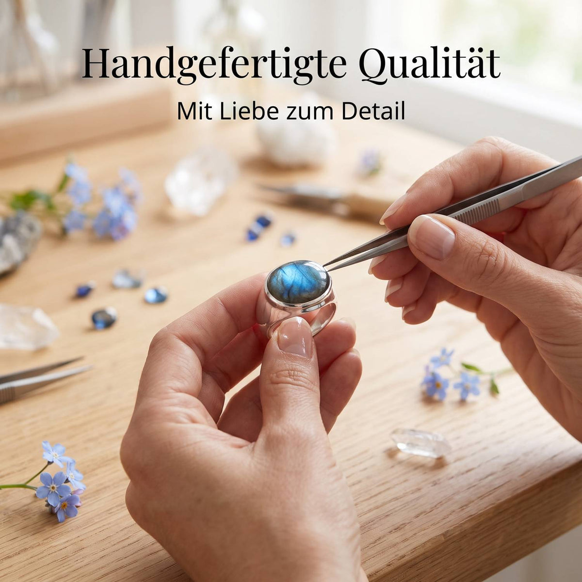Handgefertigter Silberring mit Labradorit bei der Schmuckherstellung