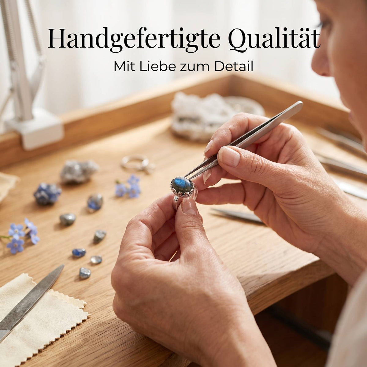 Handgefertigter Silberring mit Labradorit bei der Schmuckherstellung