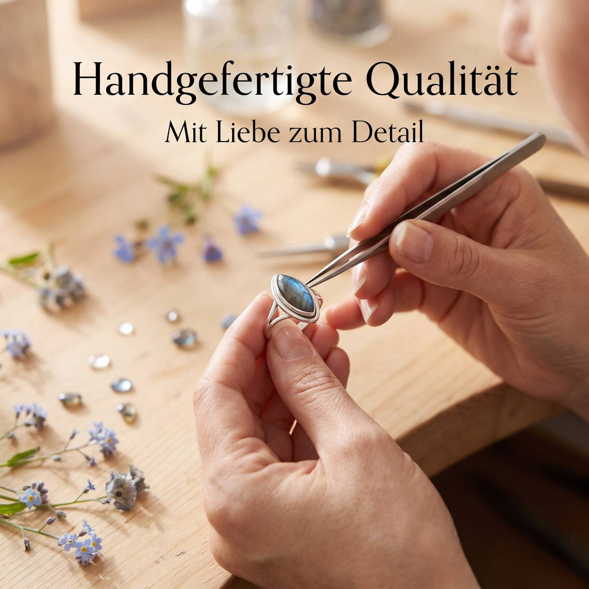 Handgefertigter Silberring mit Labradorit bei der Schmuckherstellung