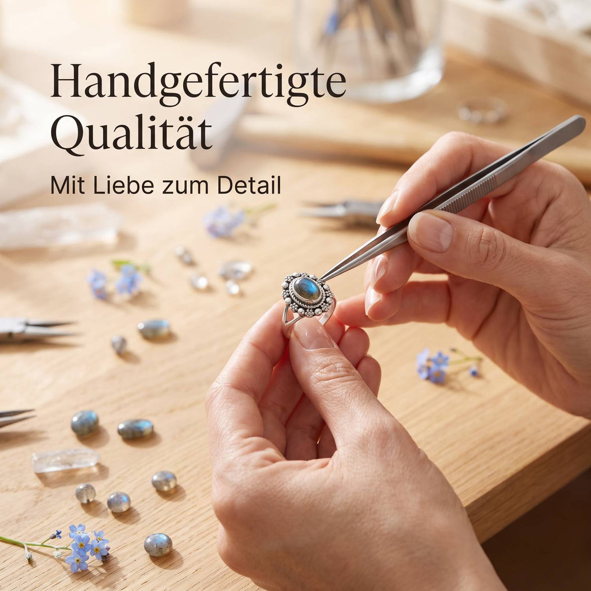 Handgefertigter Silberring mit Labradorit bei der Schmuckherstellung