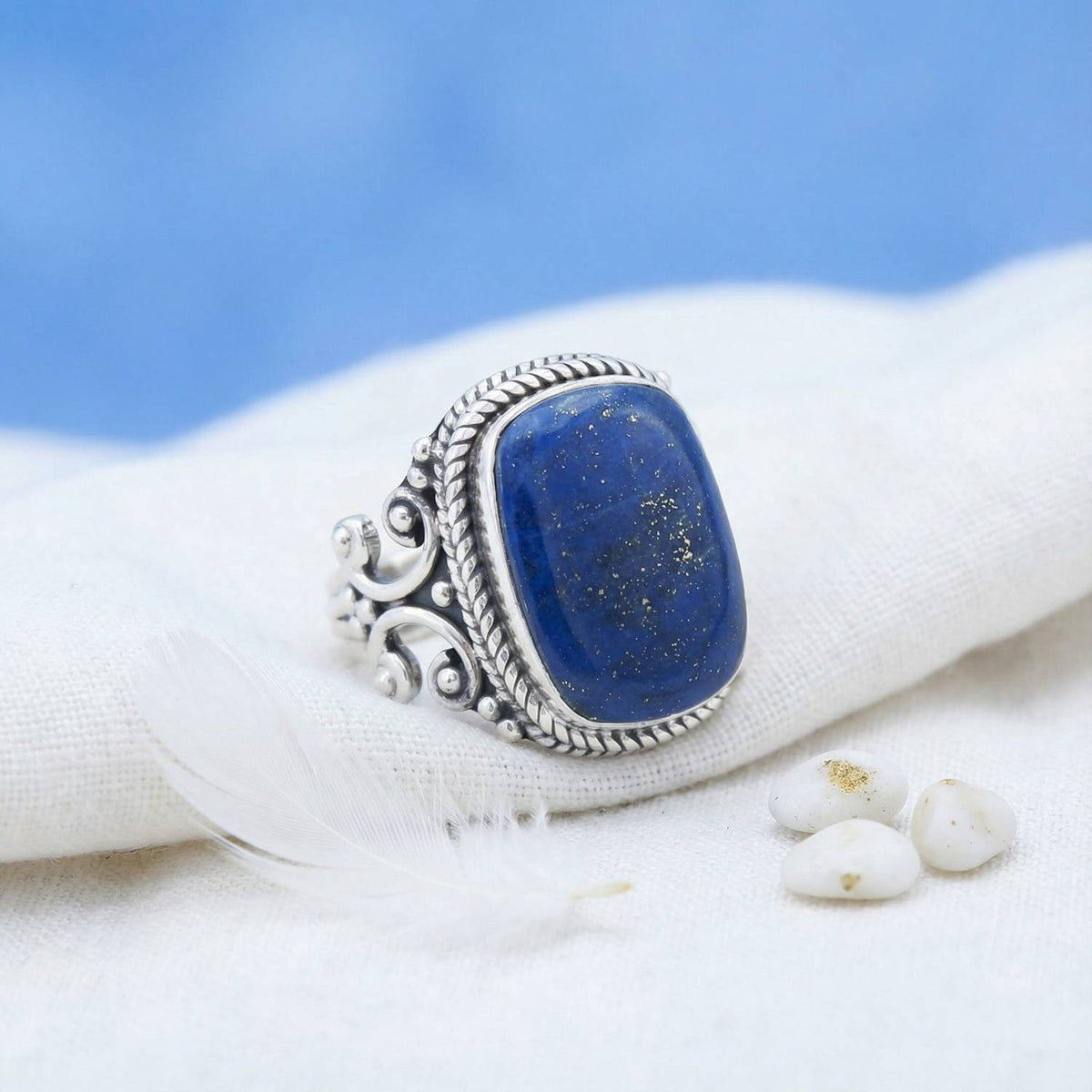 Silberring mit Lapislazuli auf hellem Stoff