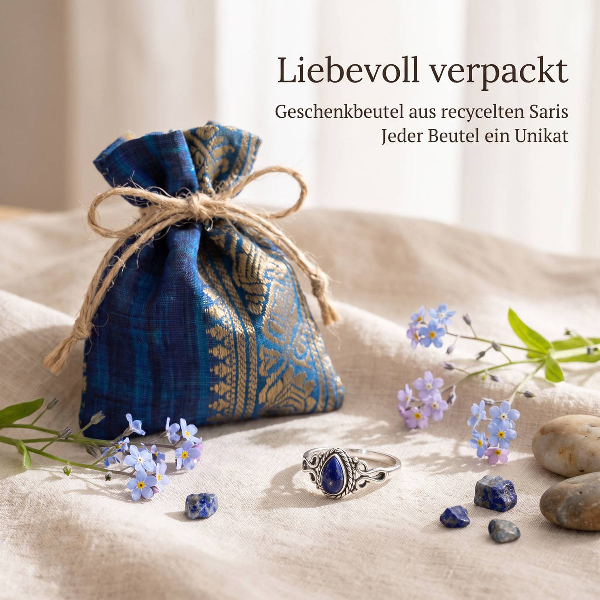 Silberring mit Lapislazuli und Geschenkbeutel aus recyceltem Sari