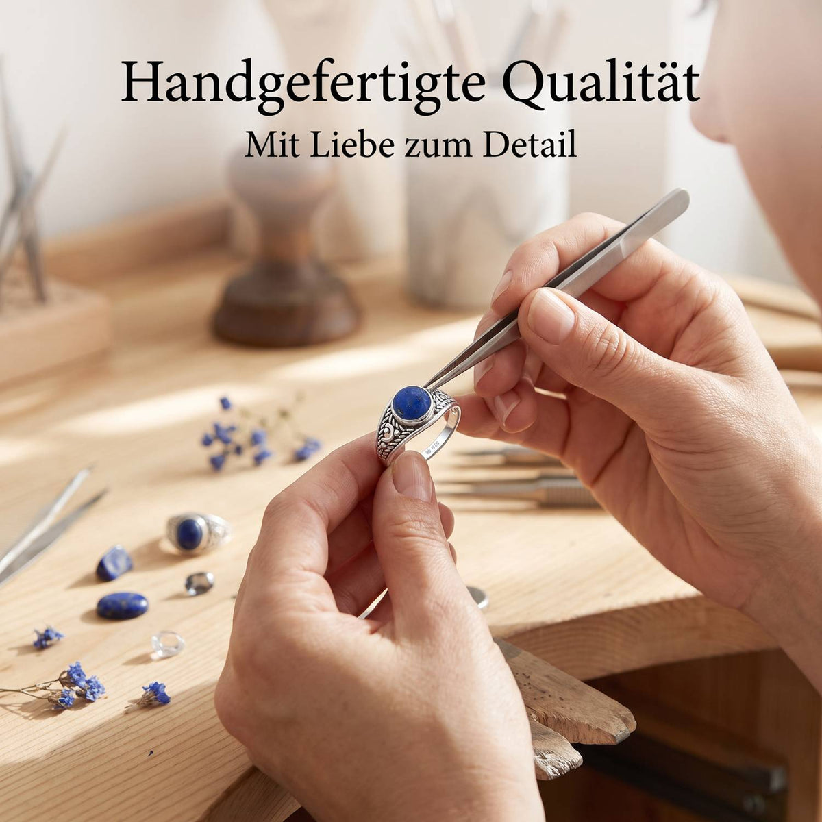 Handgefertigter Silberring mit Lapislazuli bei der Schmuckherstellung