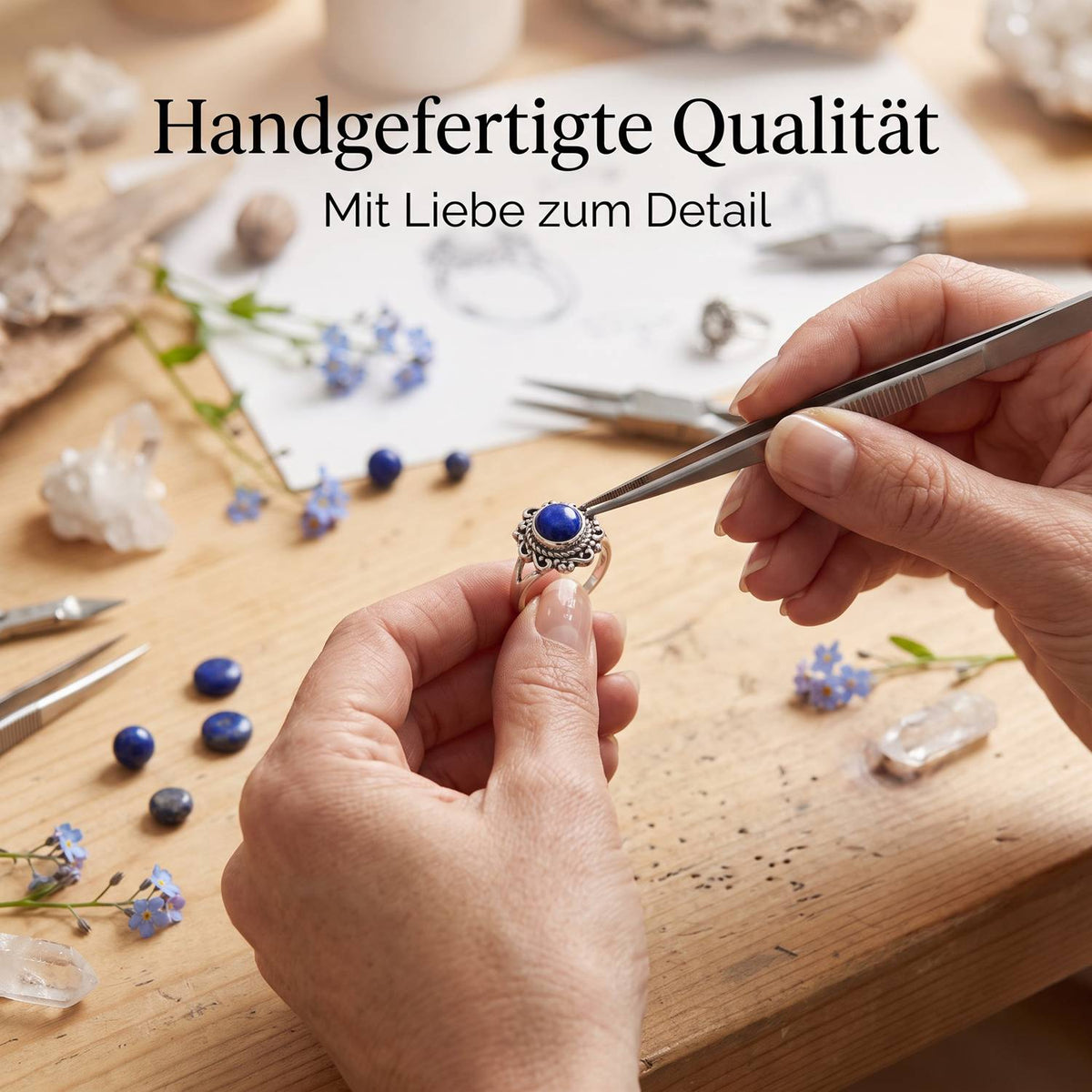 Handgefertigter Silberring mit Lapislazuli bei der Schmuckherstellung