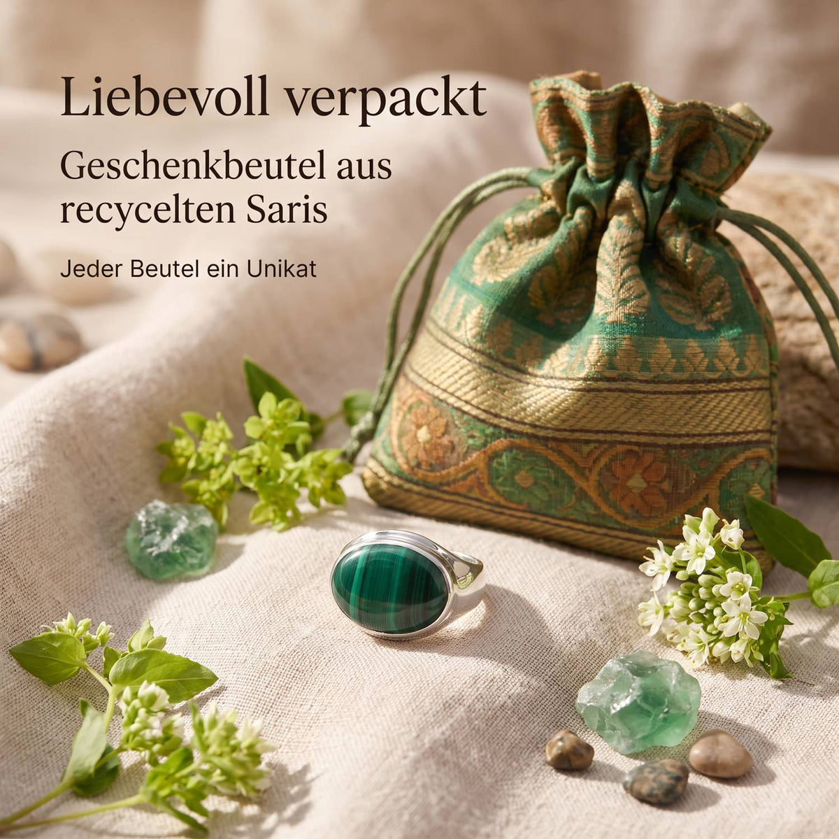 Silberring mit Malachit und Geschenkbeutel aus recyceltem Sari
