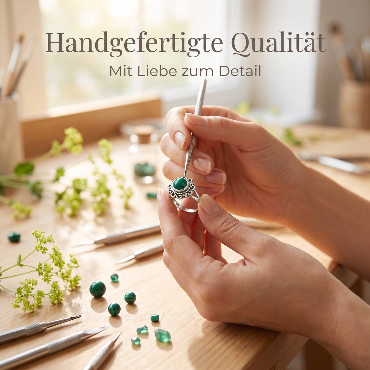 Handgefertigter Silberring mit Malachit bei der Schmuckherstellung