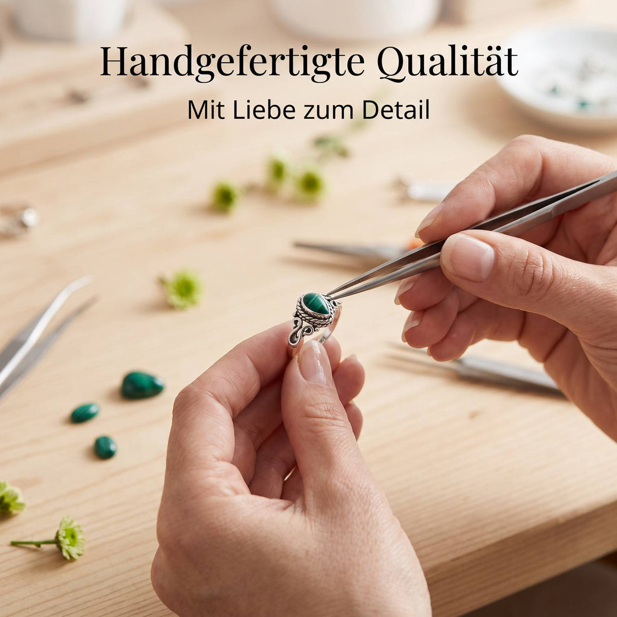 Handgefertigter Silberring mit Malachit bei der Schmuckherstellung