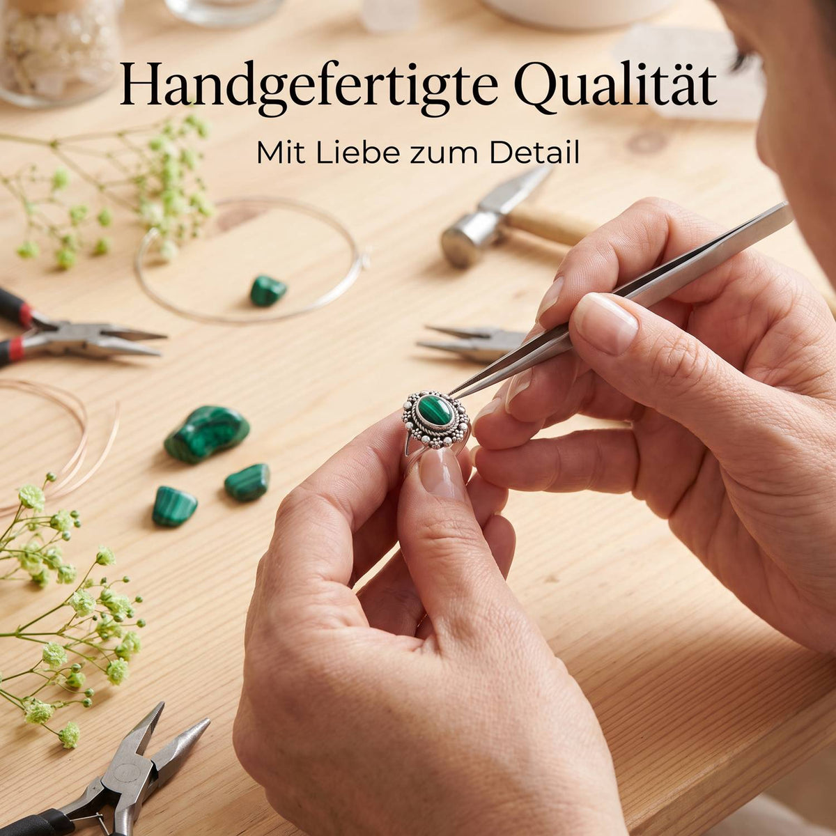 Handgefertigter Silberring mit Malachit bei der Schmuckherstellung
