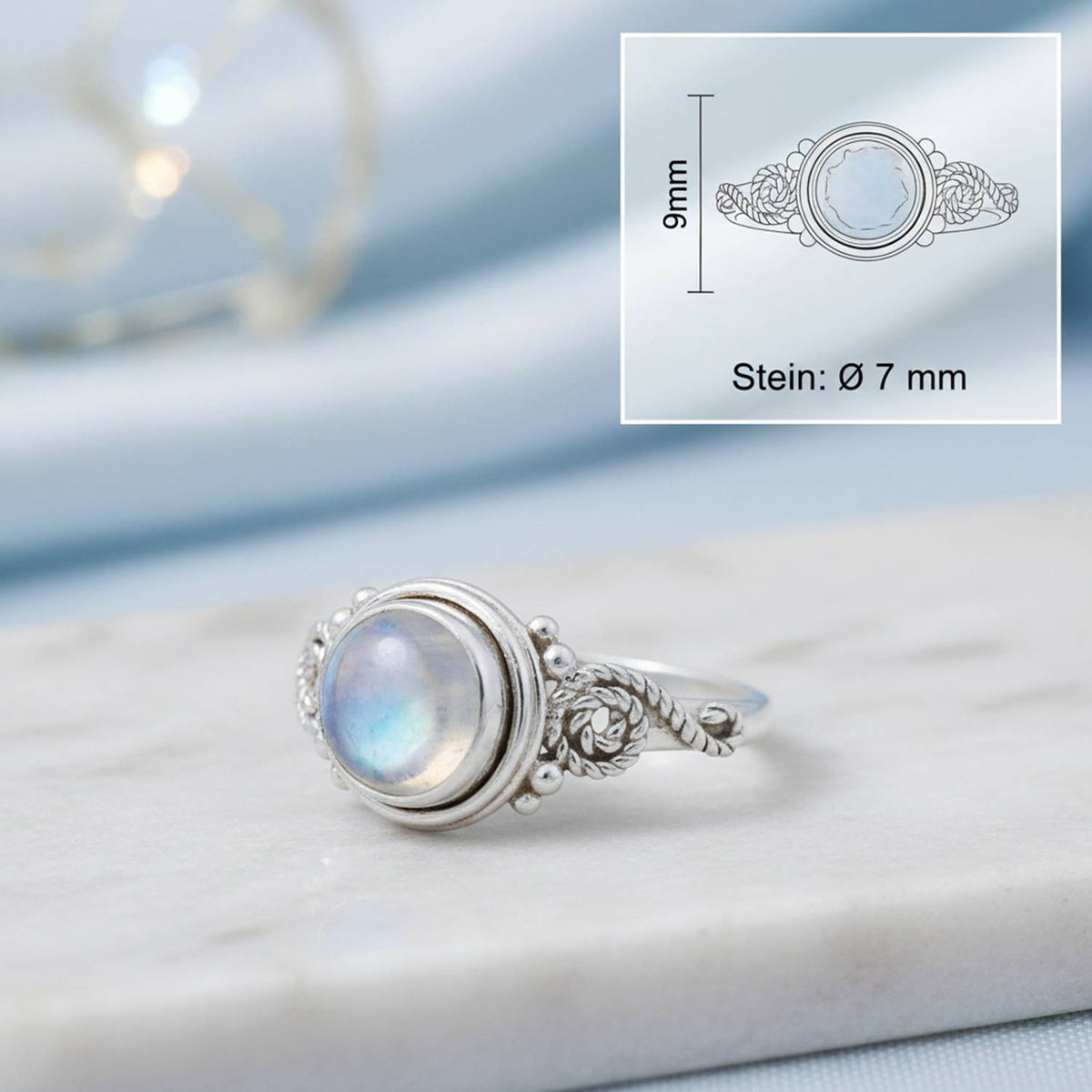 Mondsteinring aus Silber mit Maßangaben zu Ring und Edelstein