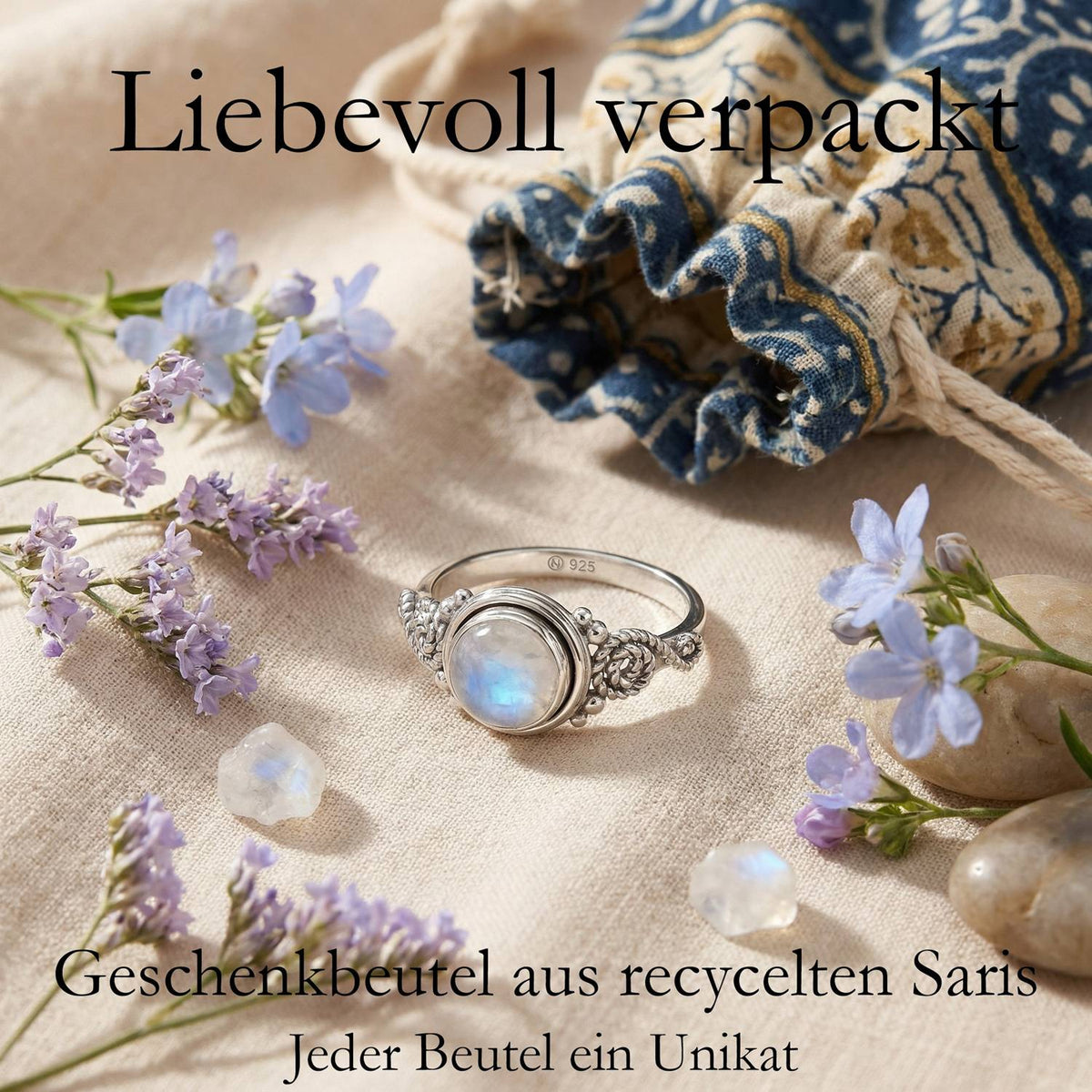 Silberring mit Mondstein und Geschenkbeutel aus recyceltem Sari