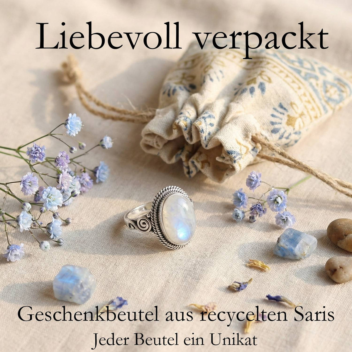 Silberring mit Mondstein und Geschenkbeutel aus recyceltem Sari