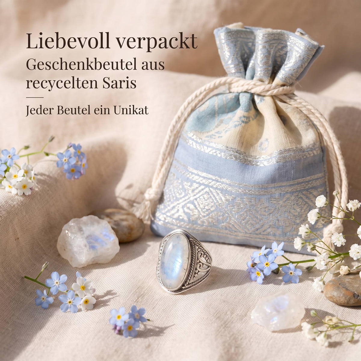 Silberring mit Mondstein und Geschenkbeutel aus recyceltem Sari