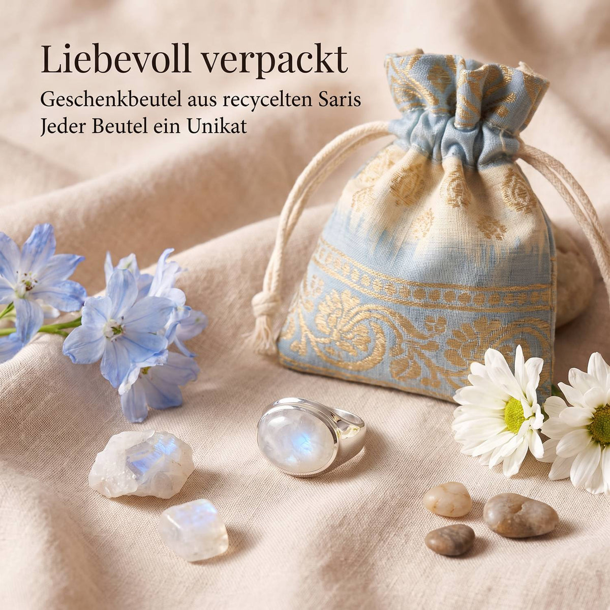 Silberring mit Mondstein und Geschenkbeutel aus recyceltem Sari