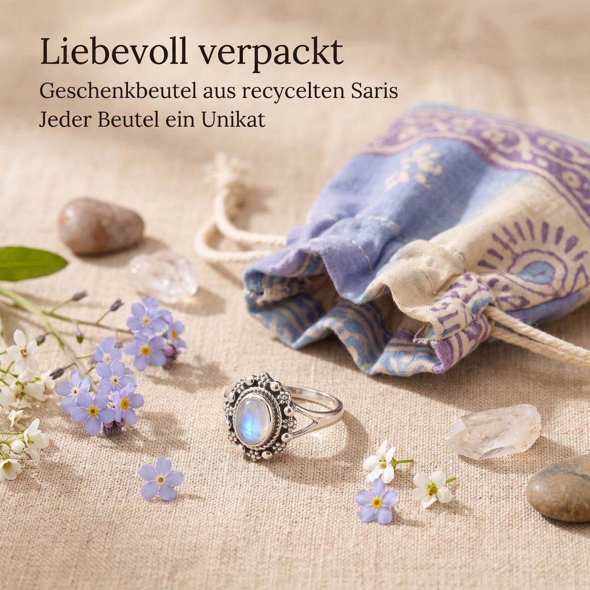Silberring mit Mondstein und Geschenkbeutel aus recyceltem Sari