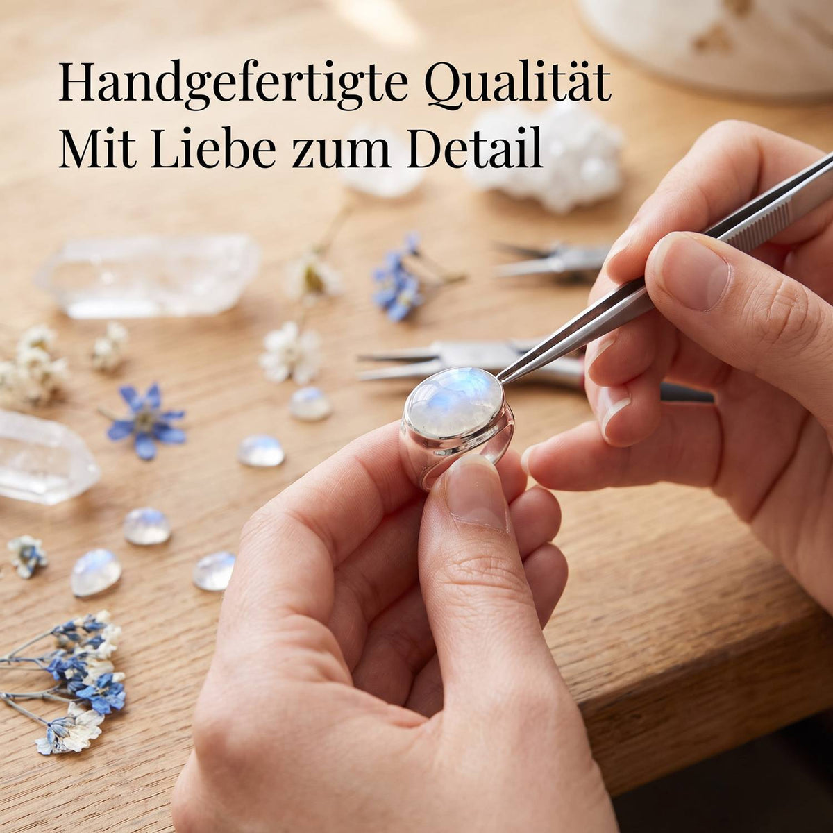 Handgefertigter Silberring mit Mondstein bei der Schmuckherstellung