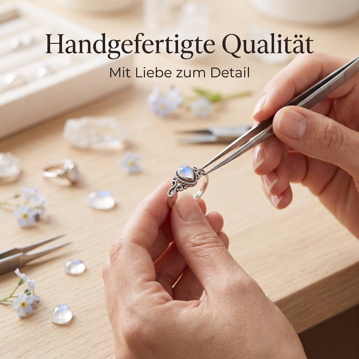 Handgefertigter Silberring mit Mondstein bei der Schmuckherstellung