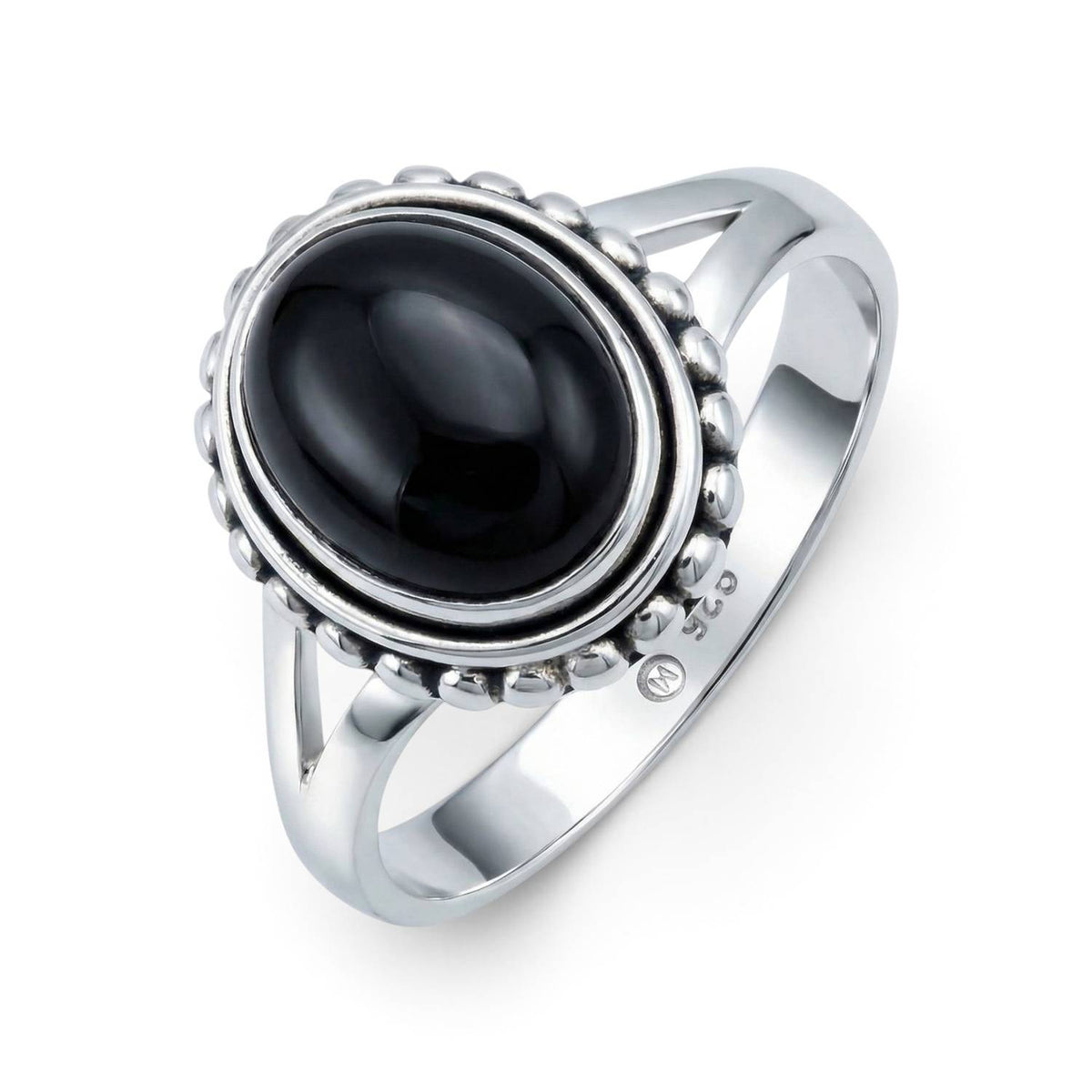 Onyxring aus Silber auf weißem Hintergrund