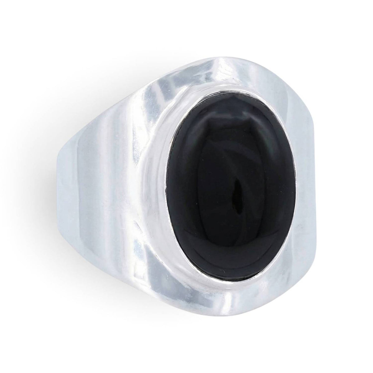 Onyxring aus Silber auf weißem Hintergrund