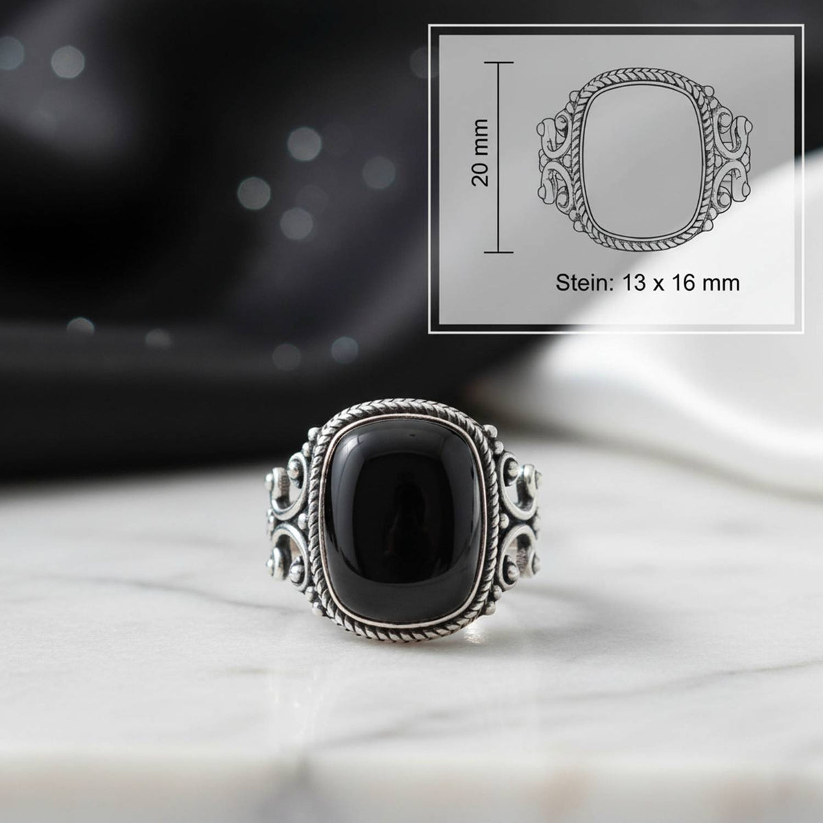 Onyxring aus Silber mit Maßangaben zu Ring und Edelstein
