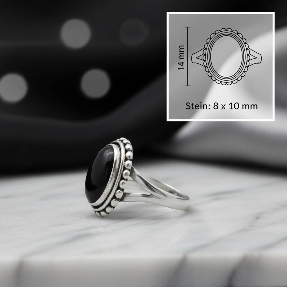 Onyxring aus Silber mit Maßangaben zu Ring und Edelstein