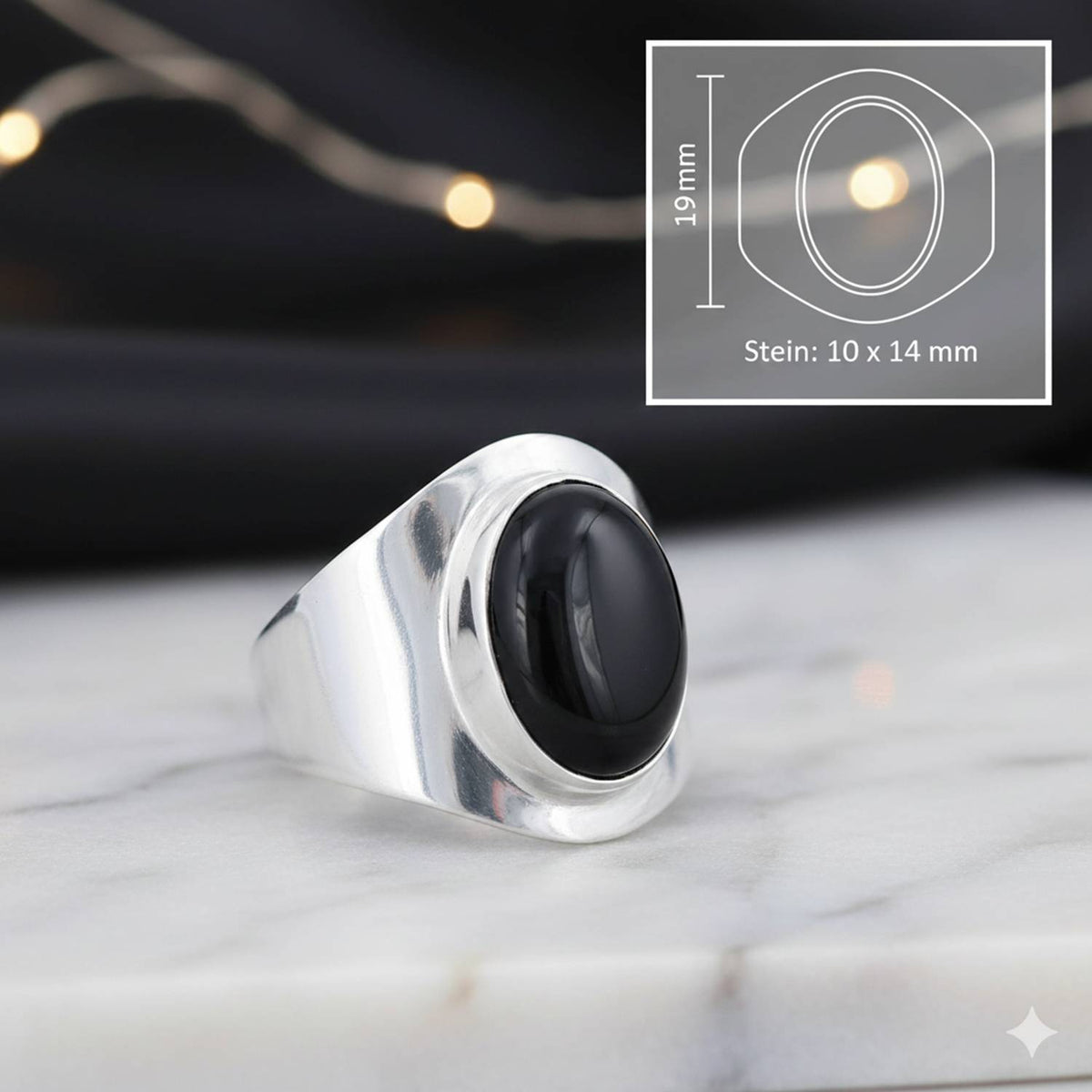 Onyxring aus Silber mit Maßangaben zu Ring und Edelstein