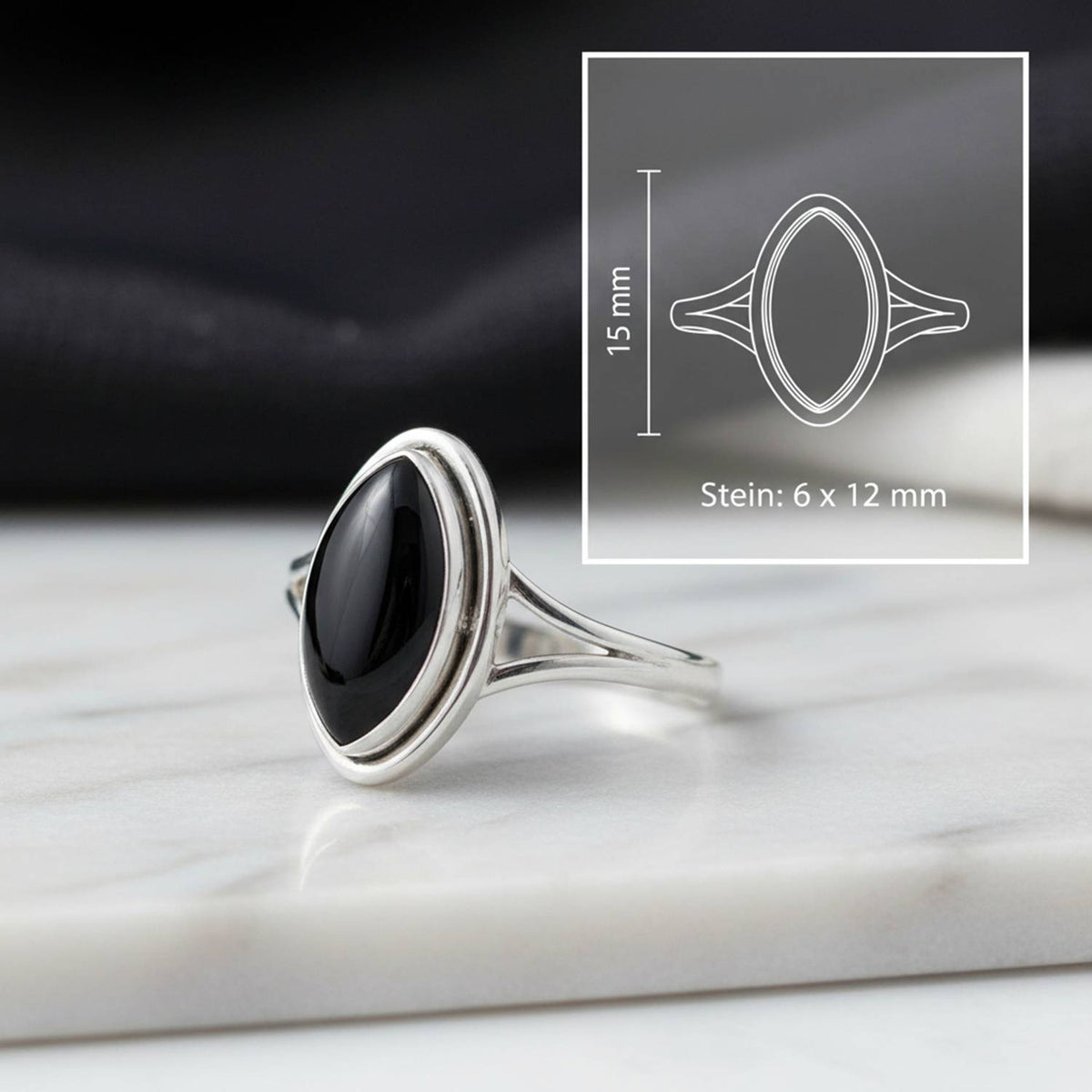 Onyxring aus Silber mit Maßangaben zu Ring und Edelstein