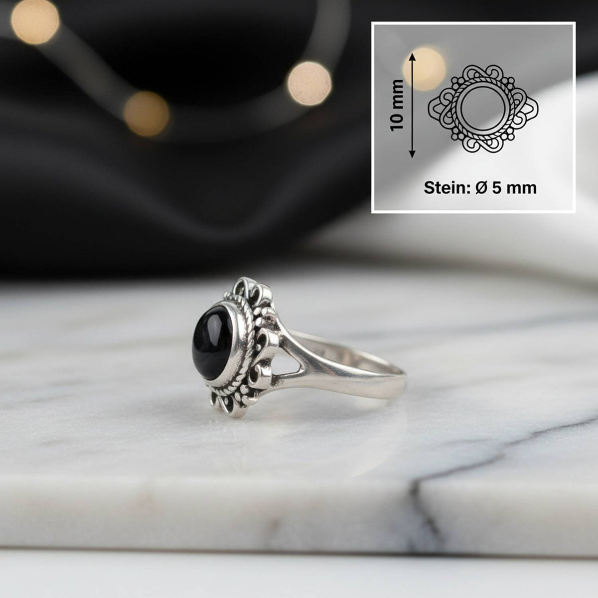 Onyxring aus Silber mit Maßangaben zu Ring und Edelstein