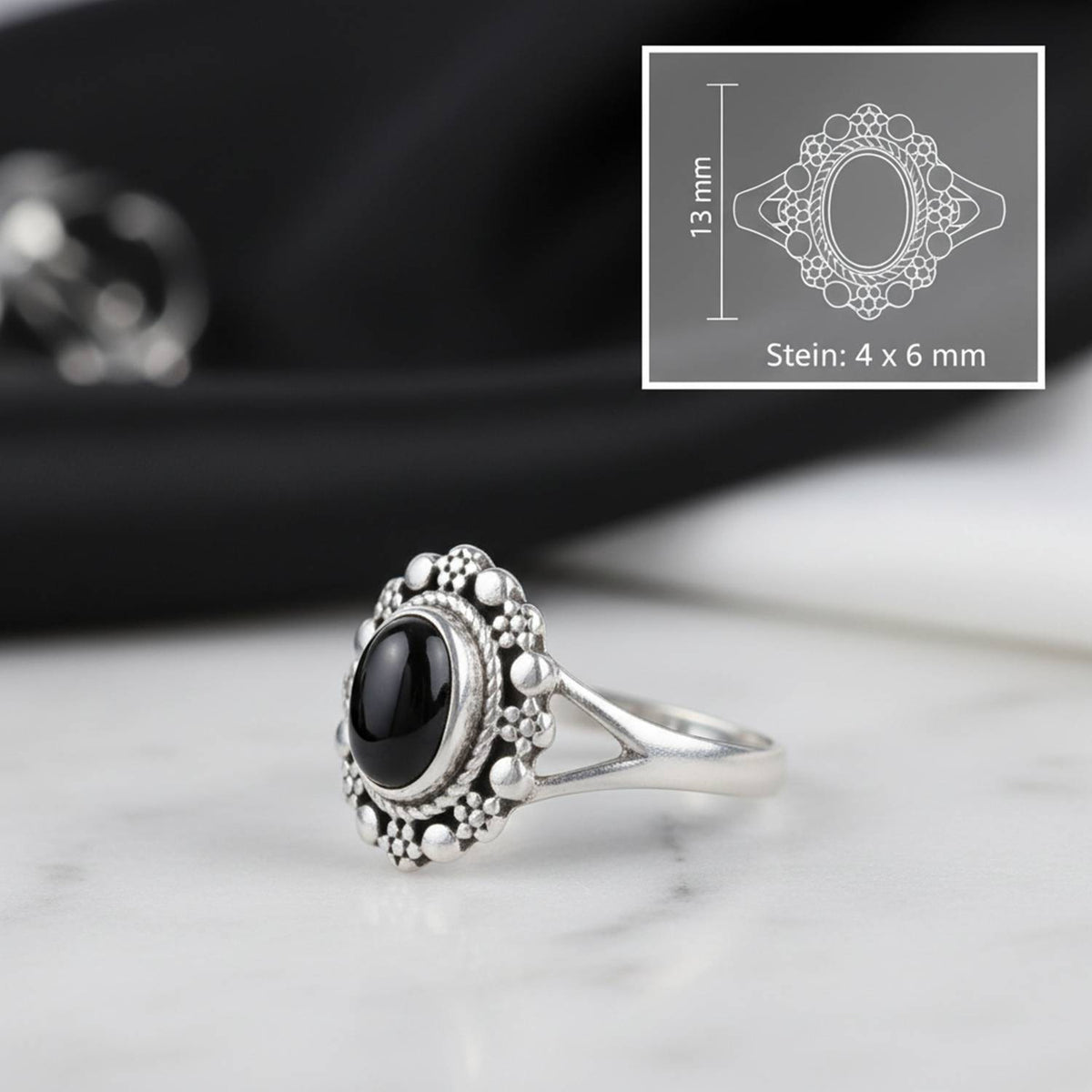 Onyxring aus Silber mit Maßangaben zu Ring und Edelstein