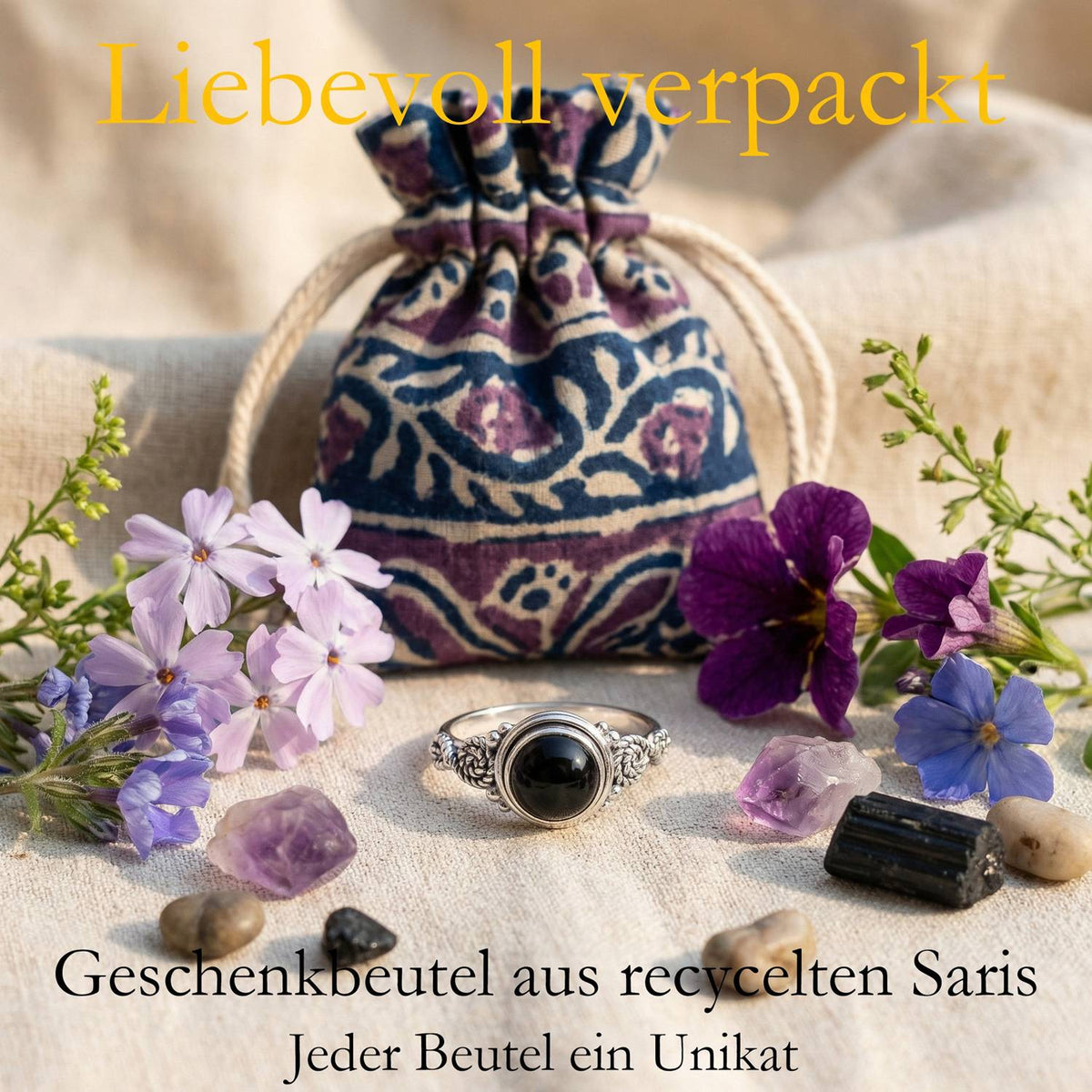 Silberring mit Onyx und Geschenkbeutel aus recyceltem Sari