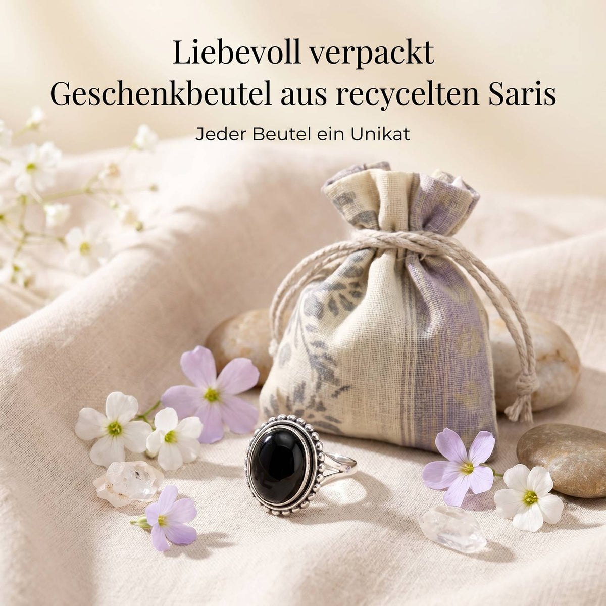Silberring mit Onyx und Geschenkbeutel aus recyceltem Sari