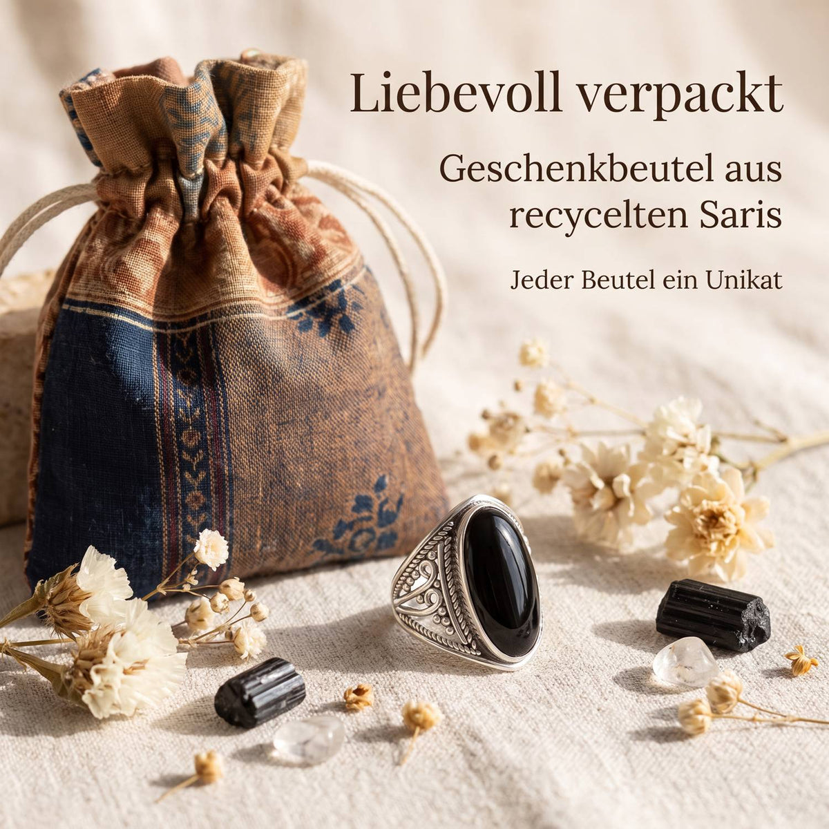 Silberring mit Onyx und Geschenkbeutel aus recyceltem Sari