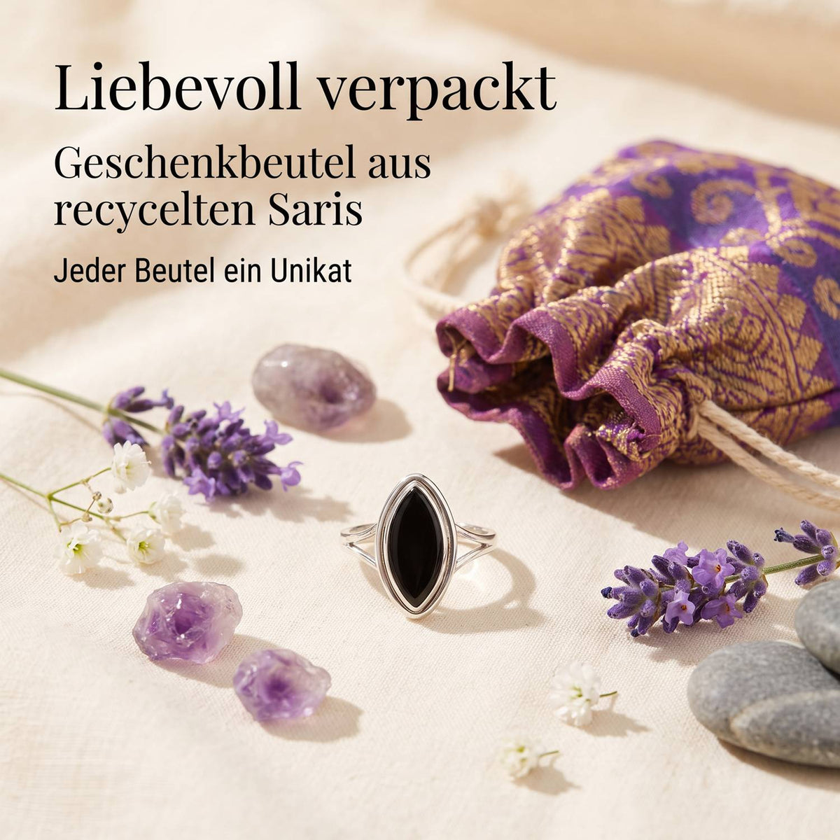 Silberring mit Onyx und Geschenkbeutel aus recyceltem Sari