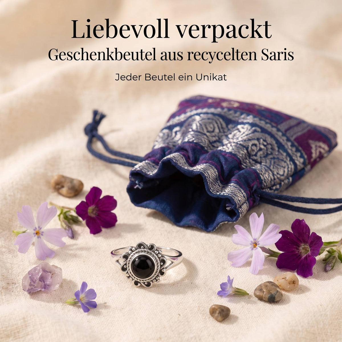 Silberring mit Onyx und Geschenkbeutel aus recyceltem Sari