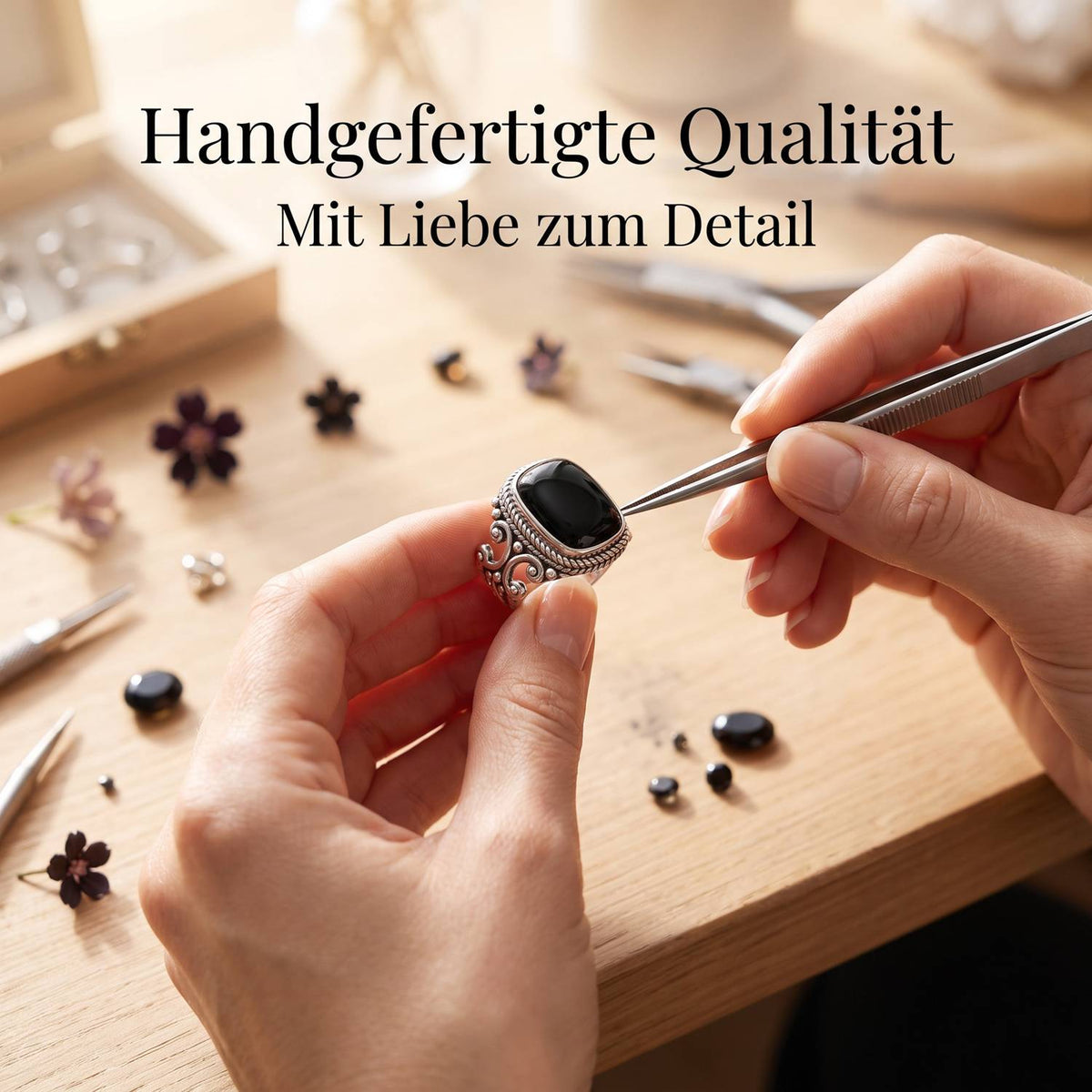 Handgefertigter Silberring mit Onyx bei der Schmuckherstellung