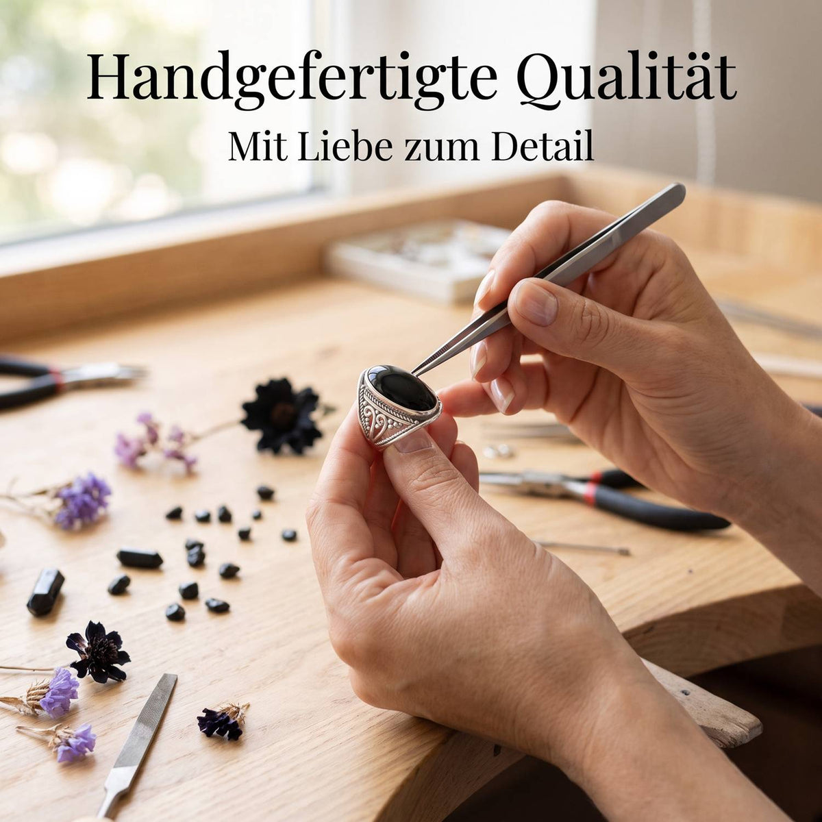 Handgefertigter Silberring mit Onyx bei der Schmuckherstellung