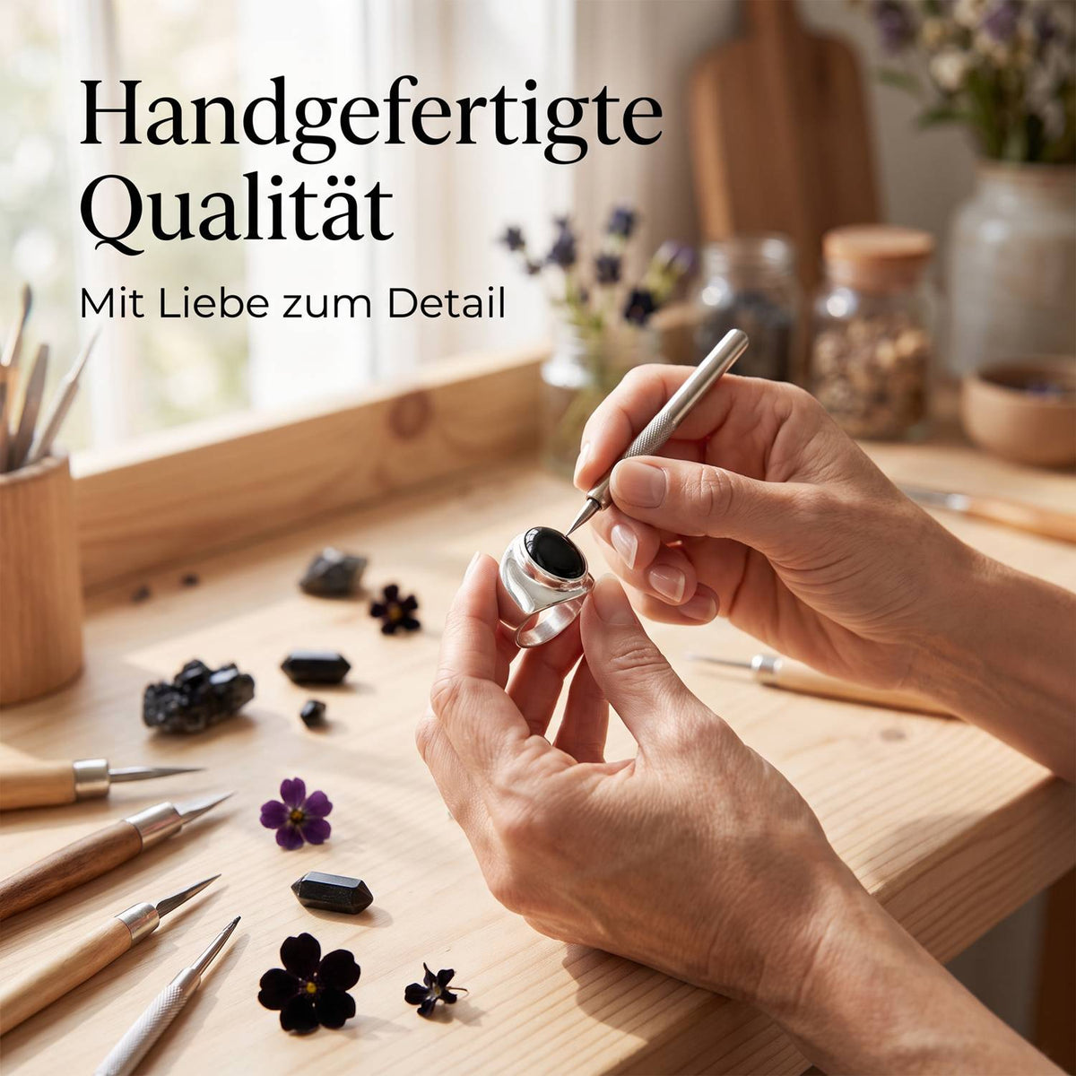 Handgefertigter Silberring mit Onyx bei der Schmuckherstellung