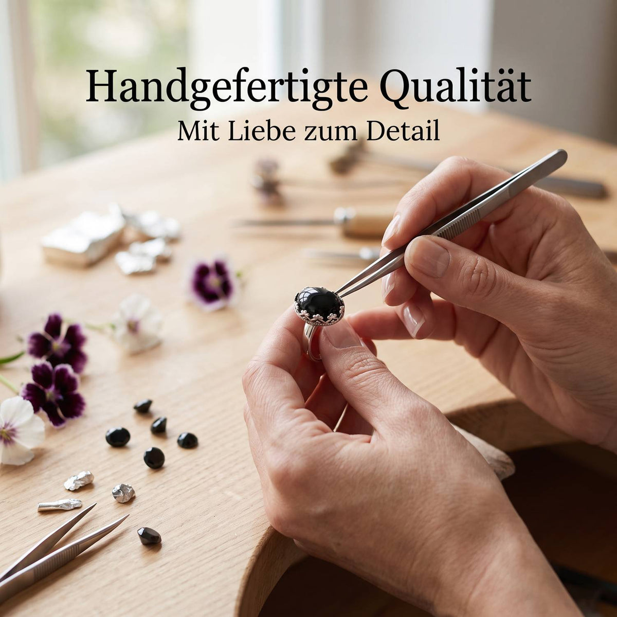 Handgefertigter Silberring mit Onyx bei der Schmuckherstellung