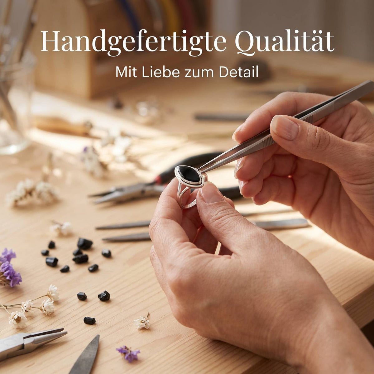 Handgefertigter Silberring mit Onyx bei der Schmuckherstellung