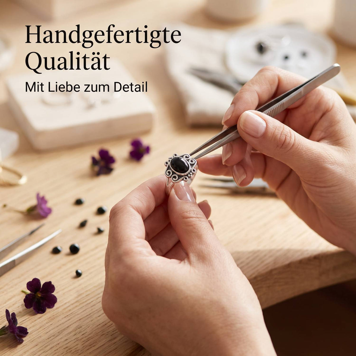 Handgefertigter Silberring mit Onyx bei der Schmuckherstellung