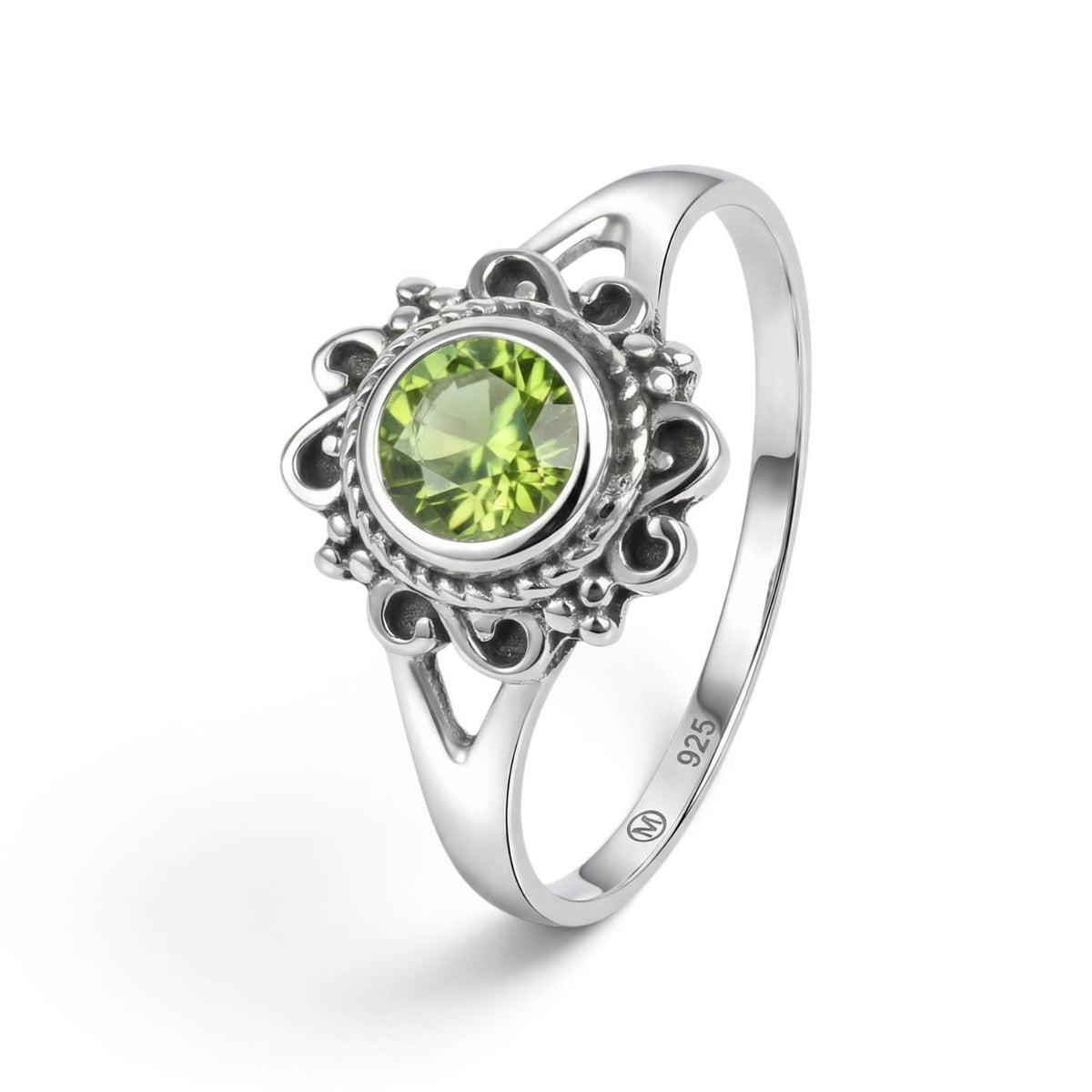 Peridotring aus Silber auf weißem Hintergrund