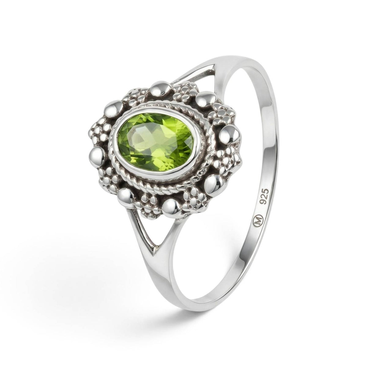 Peridotring aus Silber auf weißem Hintergrund