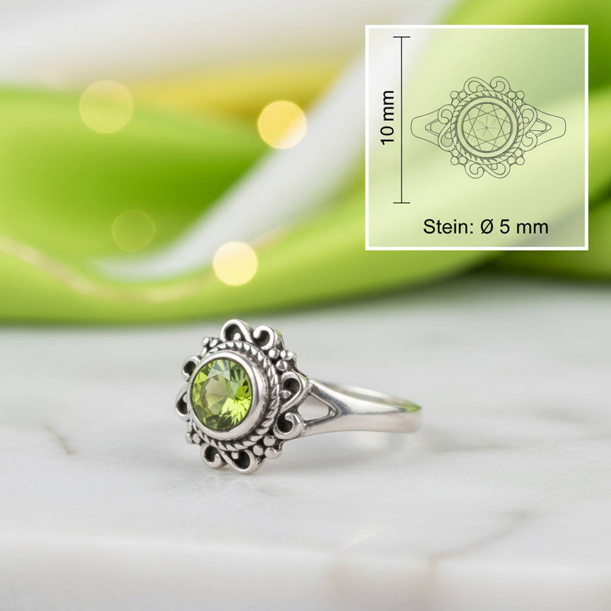 Peridotring aus Silber mit Maßangaben zu Ring und Edelstein