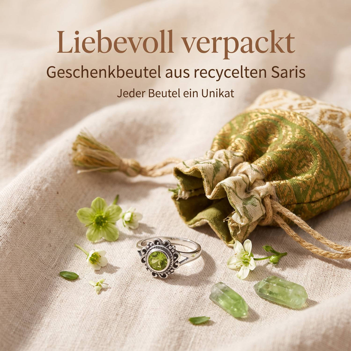 Silberring mit Peridot und Geschenkbeutel aus recyceltem Sari