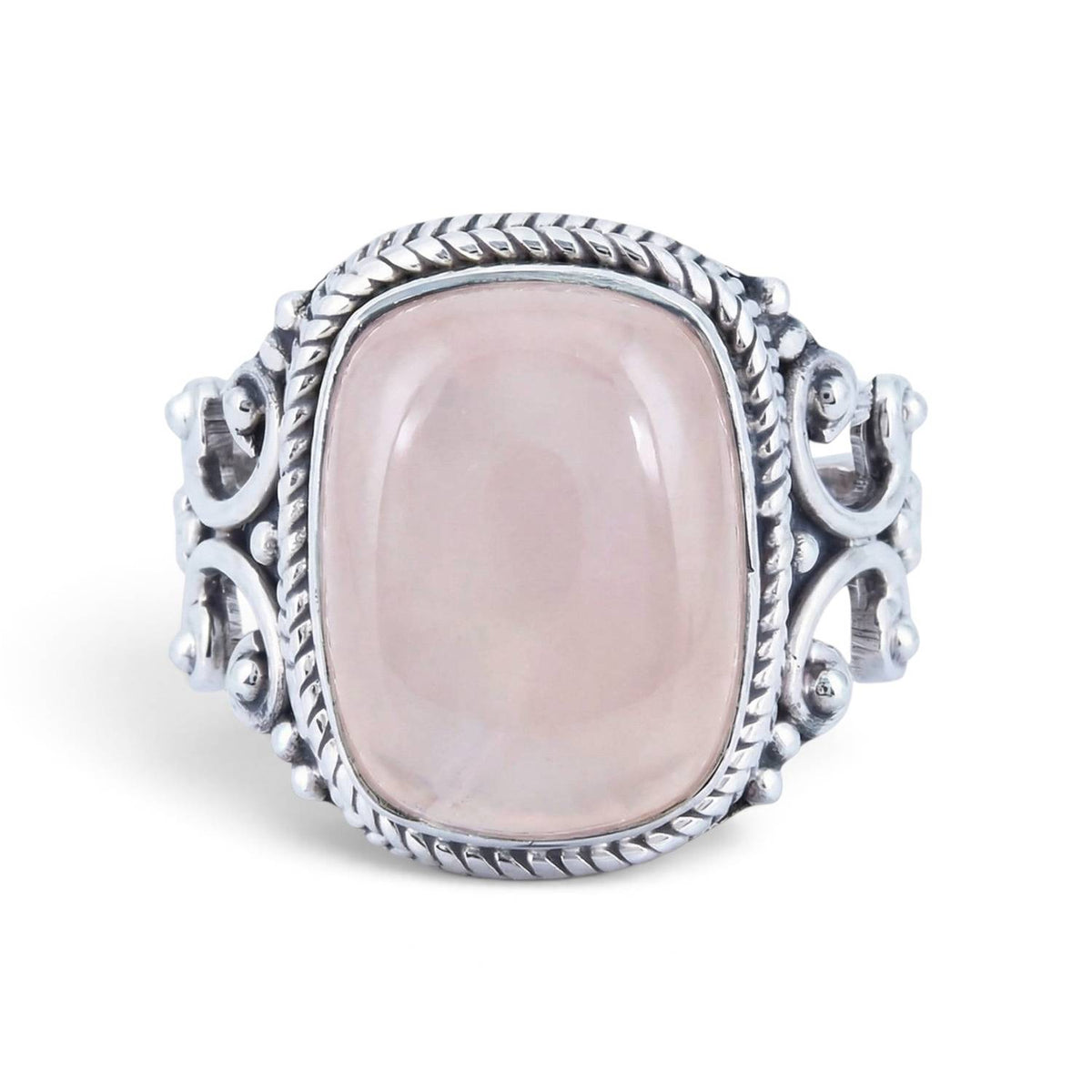 Rosenquarzring aus Silber auf weißem Hintergrund