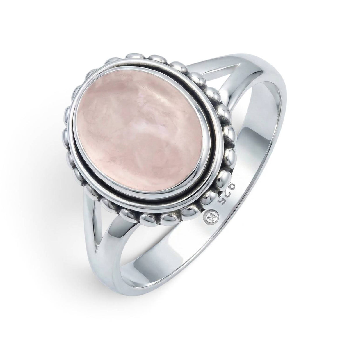 Rosenquarzring aus Silber auf weißem Hintergrund