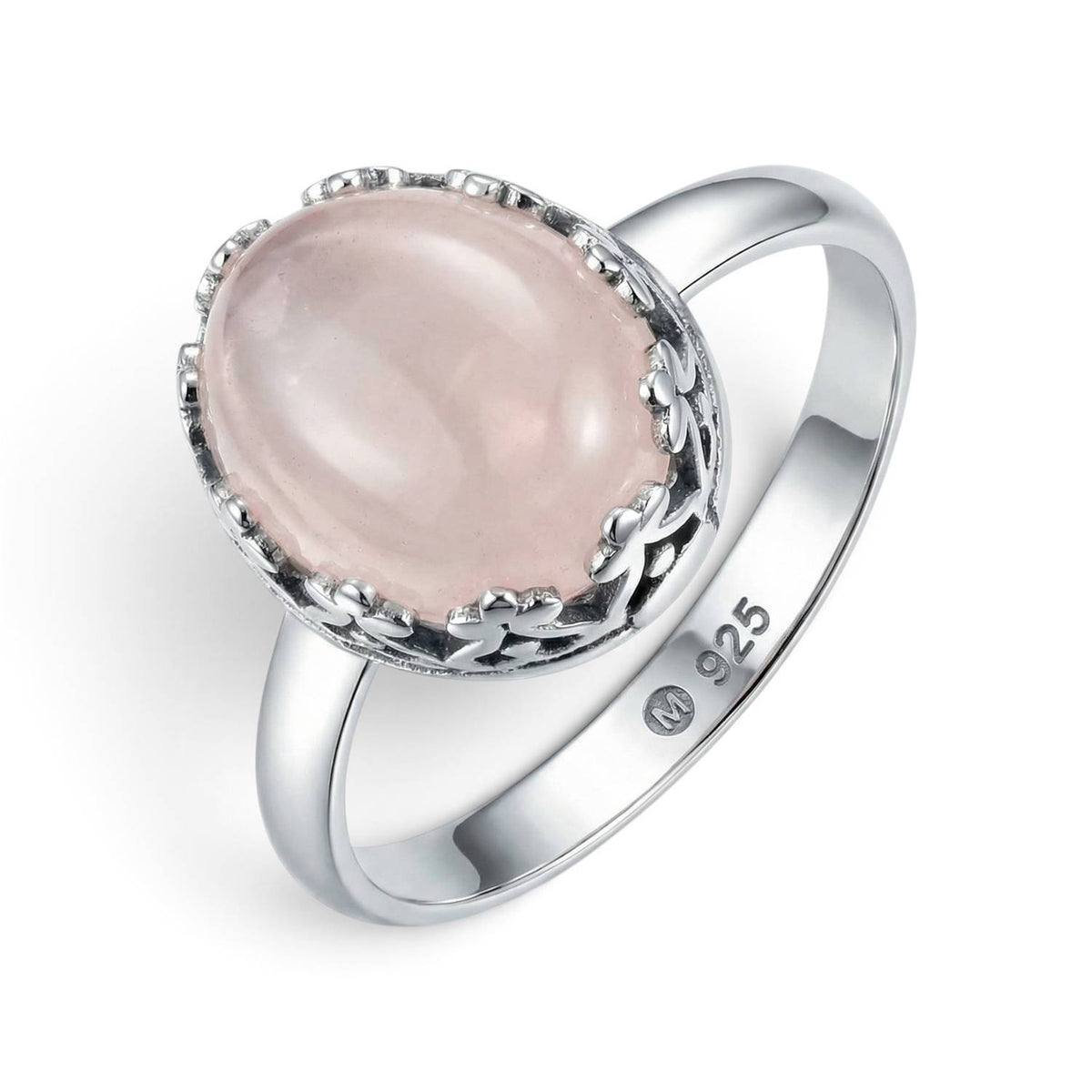 Rosenquarzring aus Silber auf weißem Hintergrund