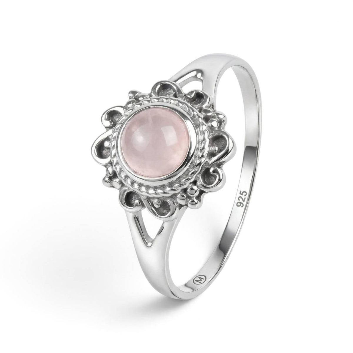 Rosenquarzring aus Silber auf weißem Hintergrund